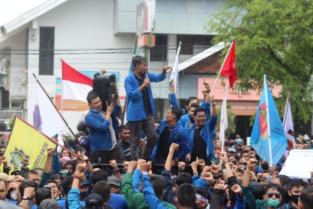 Mahasiswa menggelar demonstrasi di halaman gedung DPR Aceh, Kamis (8/10), menyuarakan penolakan atas pengesahan UU Cipta Kerja. Foto: Dok. acehkini