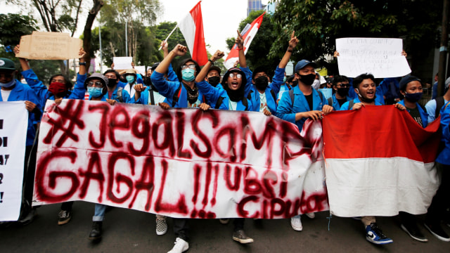 Mahasiswa meneriakkan slogan saat longmarch menuju Istana Kepresidenan pada demo tolak Omnibus Law, di Jakarta, Kamis (8/10). Foto: Willy Kurniawan/REUTERS