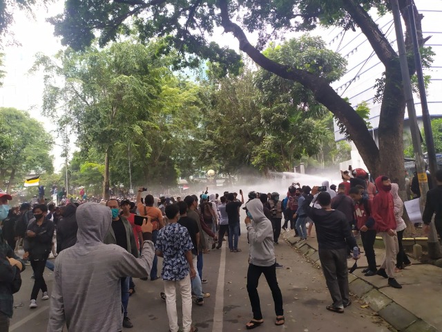 Demo Tolak UU Cipta Kerja di DPRD Sumut Ricuh, Kaca-kaca Gedung Pecah (1)