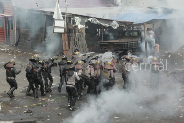 Aparat keamanan dan massa aksi terlibat saling dorong. Tembakan gas air mata pun jadi di Ternate, saat aksi penolakan UU Cipta Kerja, Kamis (08/10). Foto: Gustam Jambu/cermat
