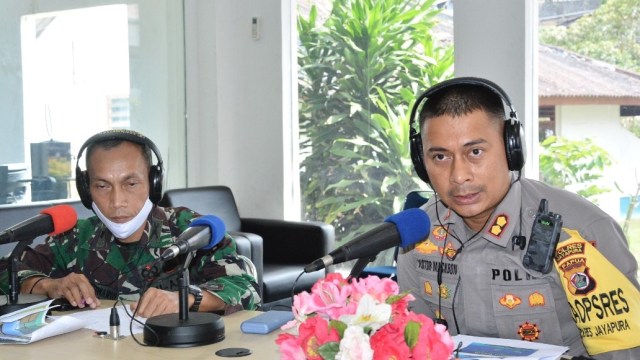 Kapolres Jayapura, AKBP Victor Dean Mackbon bersama Pasiter Kodim 1701 Jayapura Mayor Infantri Edy Triwanto dalam sebuah kegiatan.  (Dok Polda Papua) 