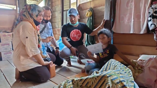 Bocah Berusia 9 Tahun di Sulsel Rawat Ibunya yang Idap Kanker Payudara (62523)
