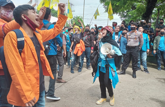 Aksi mahasiswa di Jambi menolak UU Cipta Kerja. Foto: Jambikita.id