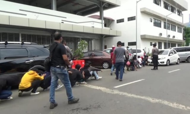 Sejumlah orang diduga anggota Anarko dibawa ke Polda Metro Jaya. Foto: Dok. Istimewa