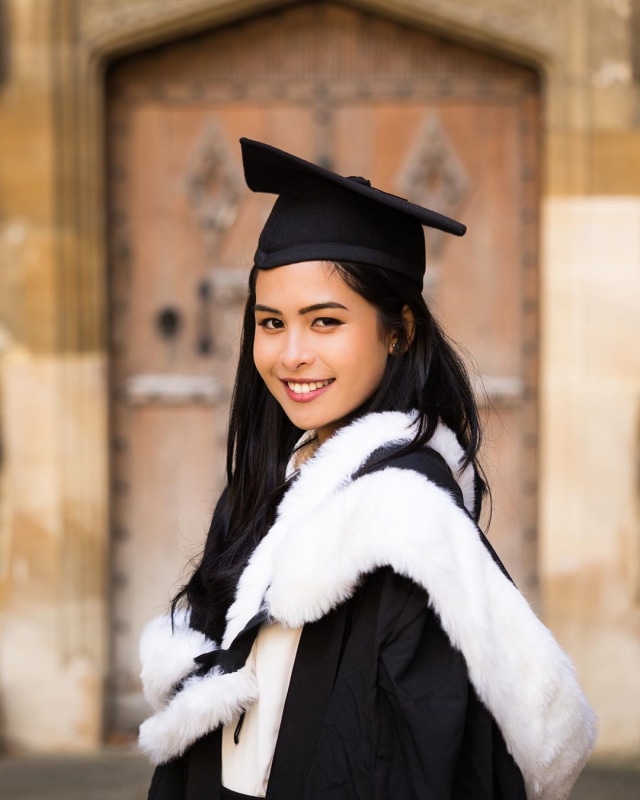 Potret Maudy Ayunda saat lulus dari Oxford University. Foto: Instagram / @maudyayunda