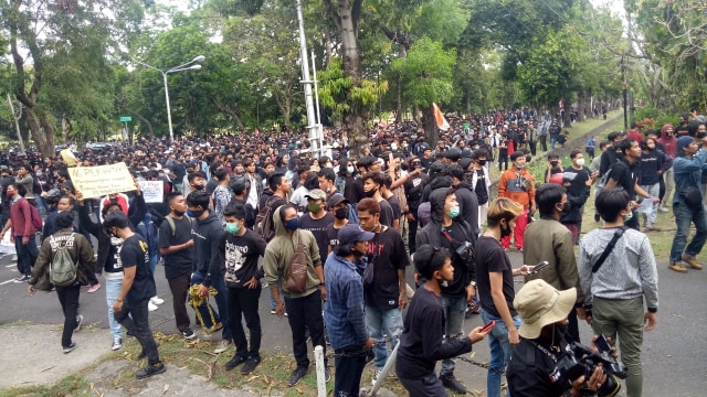 Aksi unjuk rasa #GagalkanOmnimbusLaw di Bali. Foto: Denita Matondang/kumparan