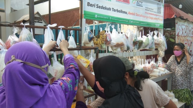 Kemeriahan Suasana Lumbung Sedekah Pangan di Jalan Sadewa 3 No. 14 Kota Semarang