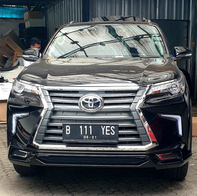Modifikasi Toyota Fortuner jadi Lexus LX. Foto: dok. Dee Garage dari UFO Motorsport