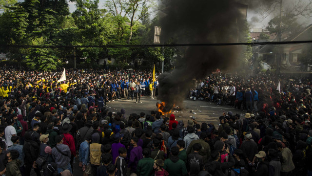Mahasiswa melakukan aksi unjuk rasa tolak Undang-Undang Cipta Kerja di Depan Gedung DPRD Jawa Barat, Bandung, Jawa Barat, Rabu (7/10/2020). Foto: NOVRIAN ARBI/ANTARA FOTO