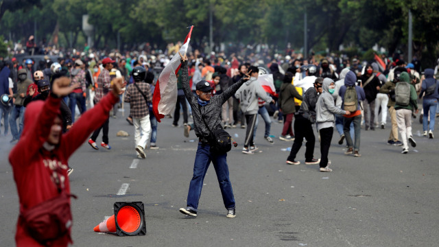Massa aksi unjuk rasa menolak UU Omnibus Law Cipta Kerja di dekat Istana Kepresidenan, Jakarta, Kamis (8/10). Foto: Willy Kurniawan/REUTERS