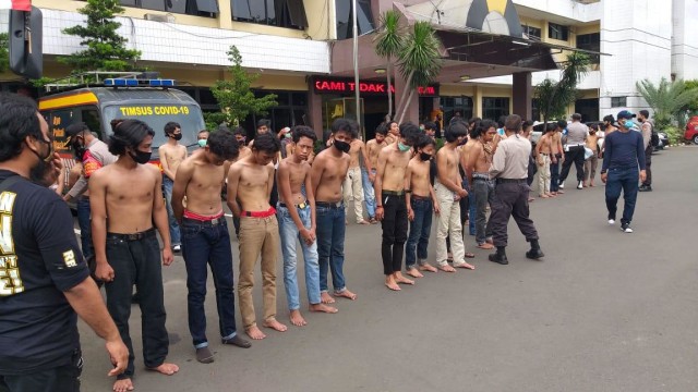 Puluhan pelajar diamankan di Polres Jakarta Selatan. Foto: Dok. Istimewa
