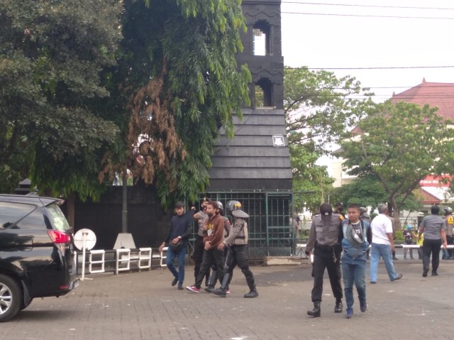 Polisi tangkap pendemo yang rusuh di Semarang. Foto: Dok. Istimewa