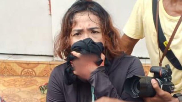 Aprilia Uci dari media online Suara Indonesia, menjadi korban pelemparan saat aksi tolak Omnibus Law diTernate, Kamis (08/10). Foto: M. Yamin Yakub/cermat