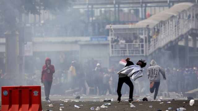 Demonstran terlibat bentrok dengan polisi saat demo menolak UU Omnibus Law Cipta Kerja di dekat Istana Kepresidenan, Jakarta, Kamis (8/10). Foto: Willy Kurniawan/REUTERS