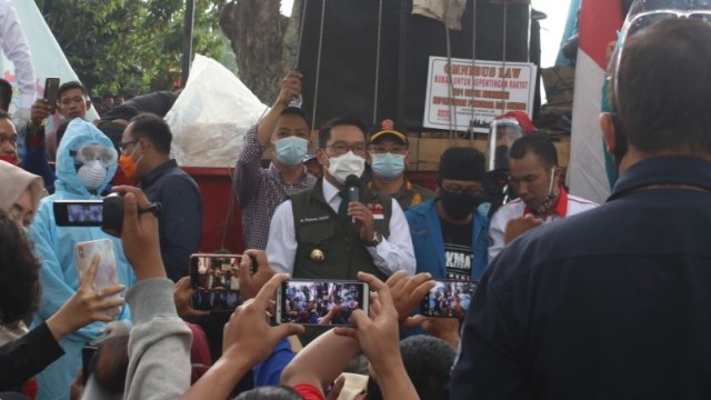 Gubernur Jabar Ridwan Kamil menemui massa buruh yang menggelar aksi di depan Gedung Sate, Kota Bandung Foto: Dok. Istimewa