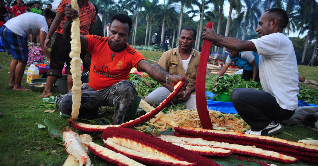 Masyarakat Papua mengolah buah merah sebelum dikonsumsi. Foto: EcoNusa