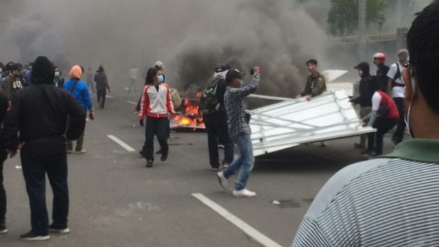 Massa aksi tolak Omnimbus Law bakar cone proyek MRT. Foto: Dok. Istimewa