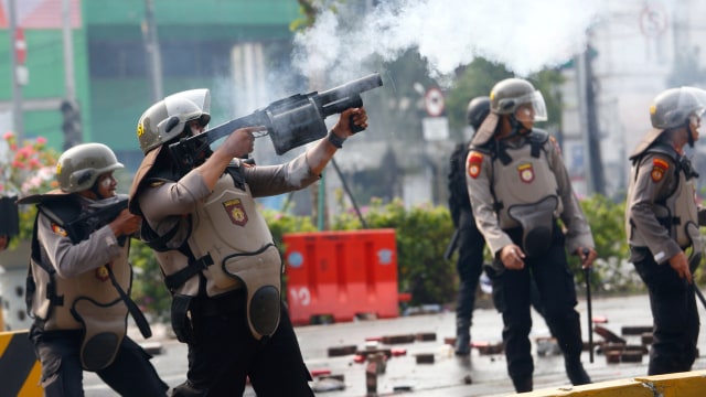 Massa Perusuh Datang Lagi ke Harmoni, Lempari Polisi Dengan Batu (13595)