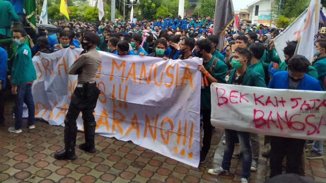Massa mahasiswa menggelar unjuk rasa menolak UU Omnibus Law Cipta Kerja di gedung Dewan Perwakilan Rakyat Aceh (DPRA), Aceh, Kamis (8/10).  Foto: Zuhri Noviandi/kumparan