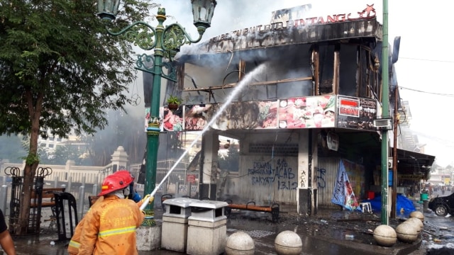 Rumah makan di samping DPRD DIY terbakar, diduga usai dimolotov massa tolak Omnibus Law Foto: Dok. Istimewa