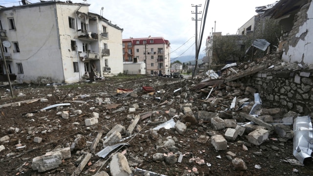 Kondisi bangunan yang rusak akibat konflik militer di wilayah Nagorno-Karabakh yang memisahkan diri, di Stepanakert, Kamis (8/10). Foto: Hayk Baghdasaryan/Photolure via REUTERS