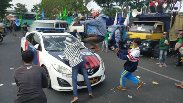 Mobil Polisi Dirusak Massa Penolak Omnibus Law di Surabaya