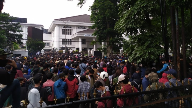 Demo tolak Omnibus Law di DPRD Jabar kembali rusuh. Foto: Rachmadi Rasyad/kumparan