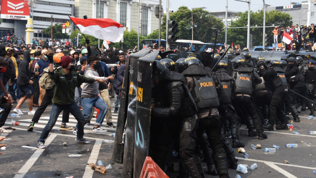 Pengunjuk rasa yang menolak UU Omnibus Law Cipta Kerja terlibat bentrok dengan polisi di kawasan Harmoni, Jakarta, Kamis (8/10). Foto: Indrianto Eko Suwarso/ANTARA FOTO