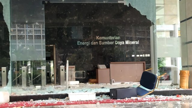 Gedung Kementerian ESDM dirusak massa, saat aksi demo menolak Omnibus Law, Kamis (8/10). Foto: Dok. Istimewa