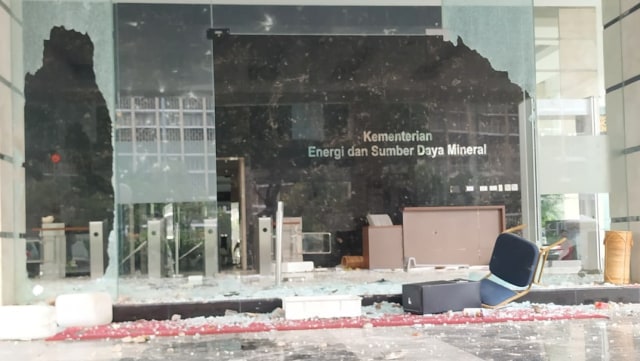 Gedung Kementerian ESDM dirusak massa. Foto: Dok. Istimewa