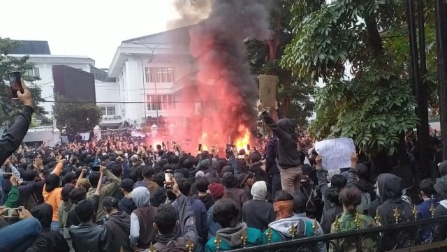 Pengunjuk rasa yang menolak pengesahan UU Omnibus Law Cipta Kerja membakar ban di depan Gedung DPRD Jawa Barat, Bandung, Kamis (8/10).  Foto: Rachmadi Rasyad/kumparan 