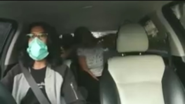 Viral video penumpang di mobil taksi online ditegur malah ngegas. (Foto: Faceboo/Dangdut Milenia)