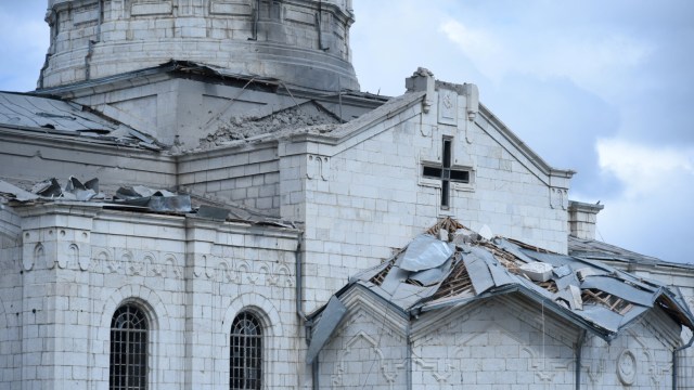Katedral Ghazanchetsots rusak akibat penembakan baru-baru ini selama konflik militer di wilayah Nagorno-Karabakh yang memisahkan diri, Kamis (8/10). Foto: NKR InfoCenter/PAN Photo/Handout via REUTERS 