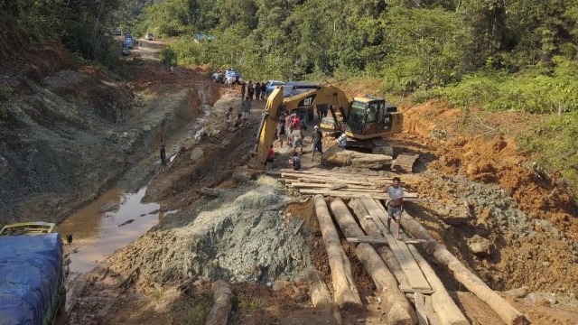 Salah satu jembatan rusak di jalan Trans Papua. (BumiPapua.om/Stefanus Tarsi)