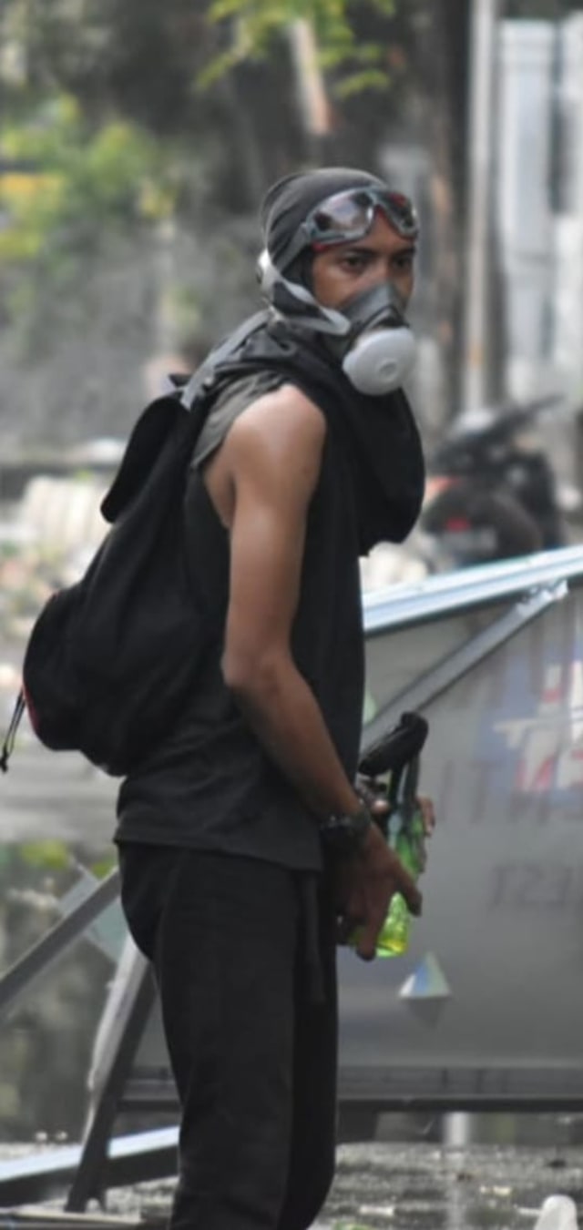 Wajah yang diduga sebagai pelempar molotov ke pos polisi saat unjuk rasa tolak Omnibus Law di Jalan Ap Pettarani, Kecamatan Panakkukang, Kota Makassar.  Foto: Dok. Istimewa