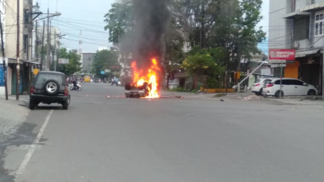 Mobil Dinas Polisi rusak dan terbakar saat kericuhan di DPRD Sumut, saat aksi demo tolak Omnibus Law, Kamis (8/10) Foto: Dok. Istimewa