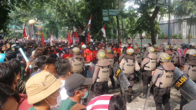 YLBHI Catat Kekerasan Polisi di Sejumlah Daerah saat Demo Omnibus Law (52036)