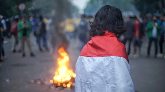 Kericuhan demo menolak UU Cipta Kerja di Palembang. (foto: Ary Priyanto/Urban Id)