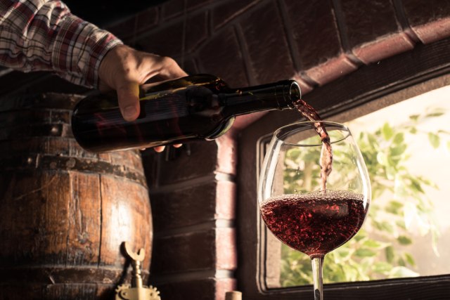 Ilustrasi berjualan wine lewat jendela Foto: Dok.Shutterstock