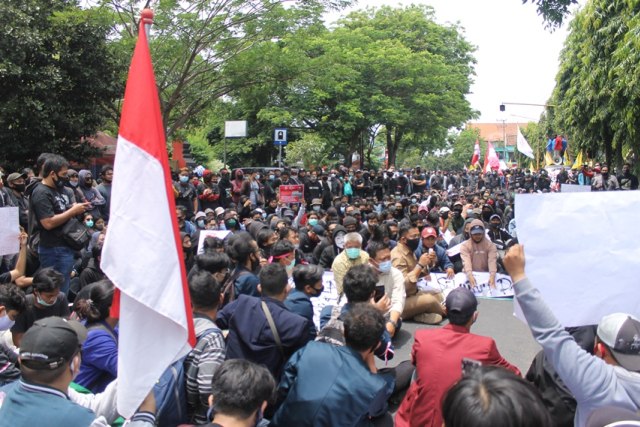 Massa aksi memblokade Jalan Mayor Bismo, Kota Kediri. Foto: Rino Hayyu Setyo