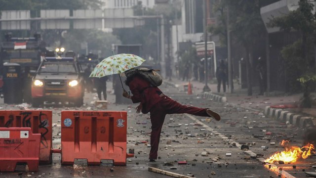 Massa Perusuh Demo Tolak Omnibus Law di Harmoni Bubar, Situasi Kembali Kondusif (1065)