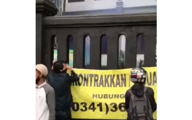 Tolak Omnibus Law, Massa Pasang Spanduk Gedung DPRD Kota Malang Dijual