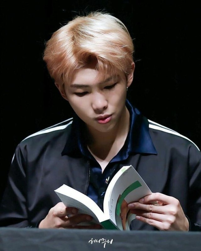 RM BTS membaca buku, Foto: aminoapps