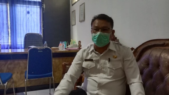 Kepala Dinas Perhubungan Halmahera Selatan Ahmad Rajak, ketika diwawancarai di Ruang Kerjanya. Foto: Safri Noh/cermat