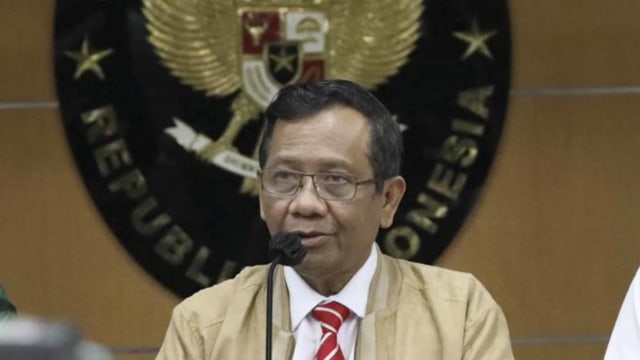 Menko Polhukam Mahfud MD memberikan pernyataan terkait situasi terkini pasca pengesahan UU Cipta Kerja oleh DPR.  Foto: Dok. Humas Kemenko Polhukam