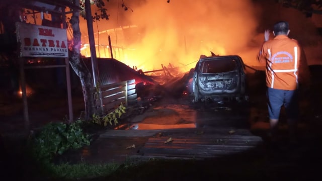 Kebakaran 8 unit ruko di Jalan Nanga Pinoh-Kota Baru, Kabupaten Melawi, Rabu (7/10) tengah malam, menewaskan 4 orang. Foto: Dok Polres Melawi