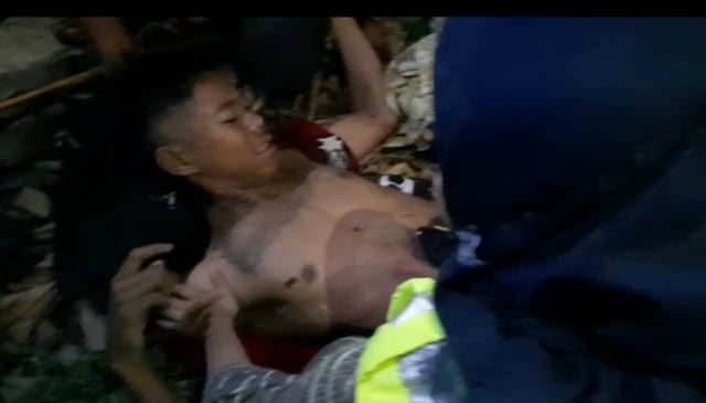 Aksi unjuk rasa justru membuat seorang pria tercebur ke dalam sumur mati di kawasan Kampung Giringan, Kartasura. Dia mengalami patah kaki setelah terjatuh ke dalam sumur itu sedalam 10 meter