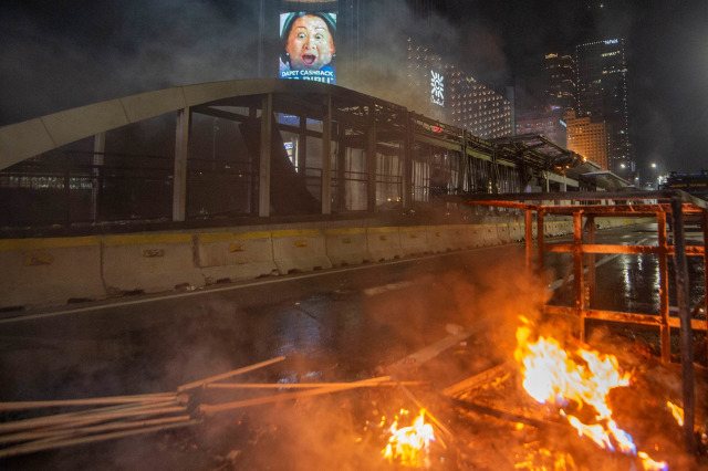 Halte Bus Trans-Jakarta Tosari hangus dibakar pengunjuk rasa yang menolak pengesahan Undang-Undang Cipta Kerja di Jalan MH. Thamrin, Jakarta. Foto: Aditya Pradana Putra/Antara Foto