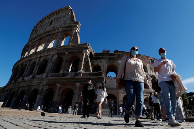 Suasana di sekitar Colosseum di tengah pandemi corona. Foto: Guglielmo Mangiapane/Reuters