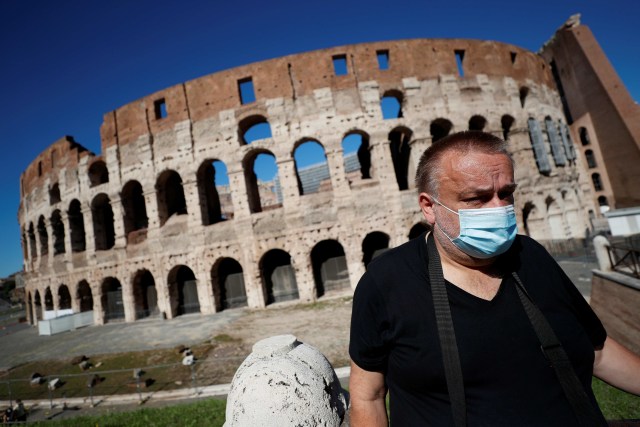 Suasana di sekitar Colosseum ketika otoritas lokal di ibu kota Italia Roma memerintahkan agar mengenakan masker setiap saat di luar ruangan. Foto: Guglielmo Mangiapane/Reuters